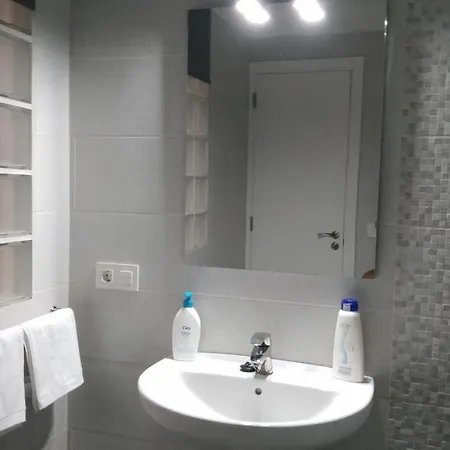 Séjour chez l'habitant With Private Bathroom And Sea View, 50 M Del Mar *