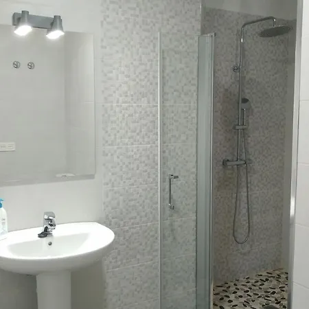 With Private Bathroom And Sea View, 50 M Del Mar Homestay *